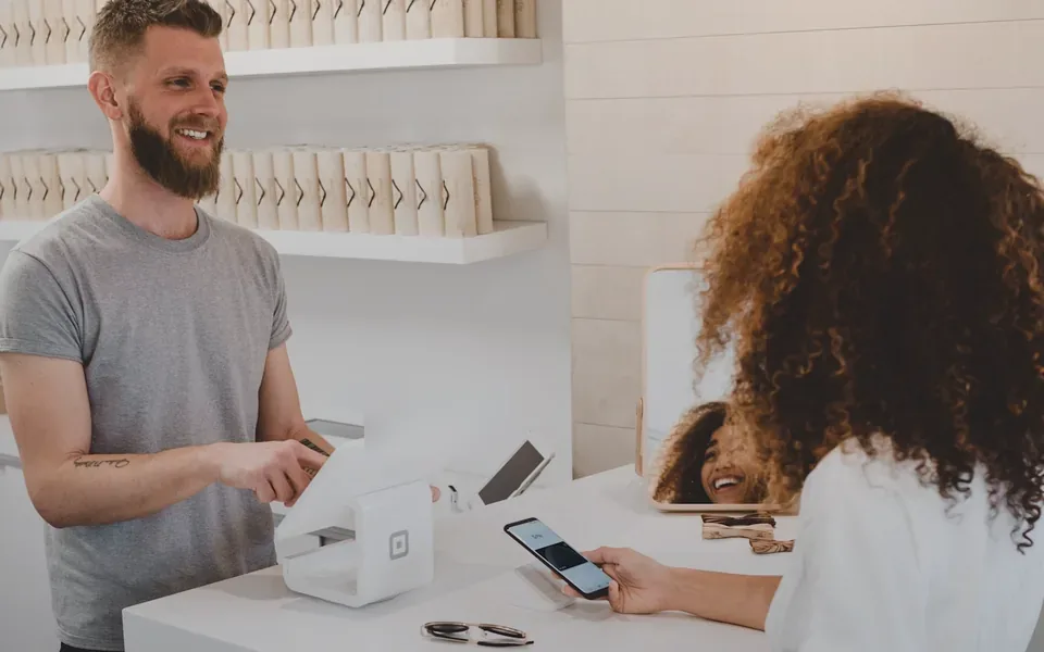 Cliente realizando pago digital en punto de atención